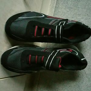 BOY'S SIZE 6W SNEAKERS.